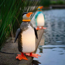 Lade das Bild in den Galerie-Viewer, DIVER – Das Outdoor Lichtobjekt Pinguin mit charmanter Coolness