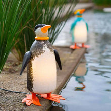Lade das Bild in den Galerie-Viewer, DIVER – Das Outdoor Lichtobjekt Pinguin mit charmanter Coolness