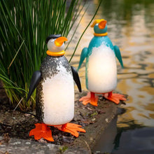 Lade das Bild in den Galerie-Viewer, DIVER – Das Outdoor Lichtobjekt Pinguin mit charmanter Coolness