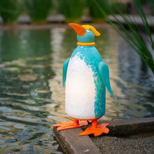 Lade das Bild in den Galerie-Viewer, DIVER – Das Outdoor Lichtobjekt Pinguin mit charmanter Coolness