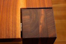 Lade das Bild in den Galerie-Viewer, Esstisch "Big Foot" - Div. Accessoires & Möbel