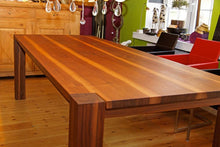 Lade das Bild in den Galerie-Viewer, Esstisch "Big Foot" - Div. Accessoires & Möbel